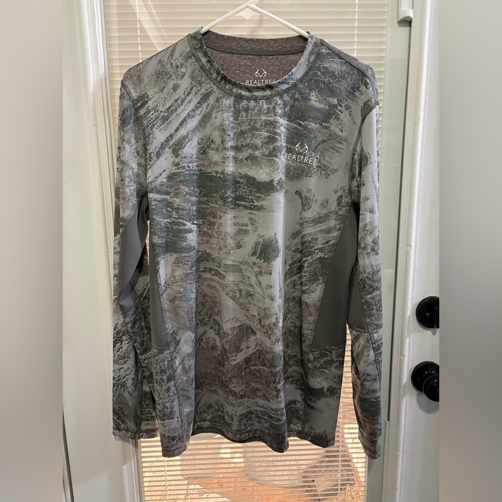 Men’s Sz small. Real tree fishing shirt